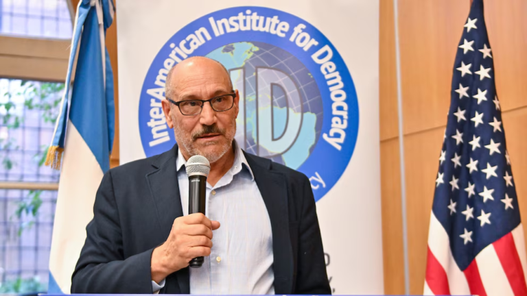 Democracia simulada, autoritarismo y poder feudal: un informe internacional alertó sobre la situación en cuatro provincias del norte argentino